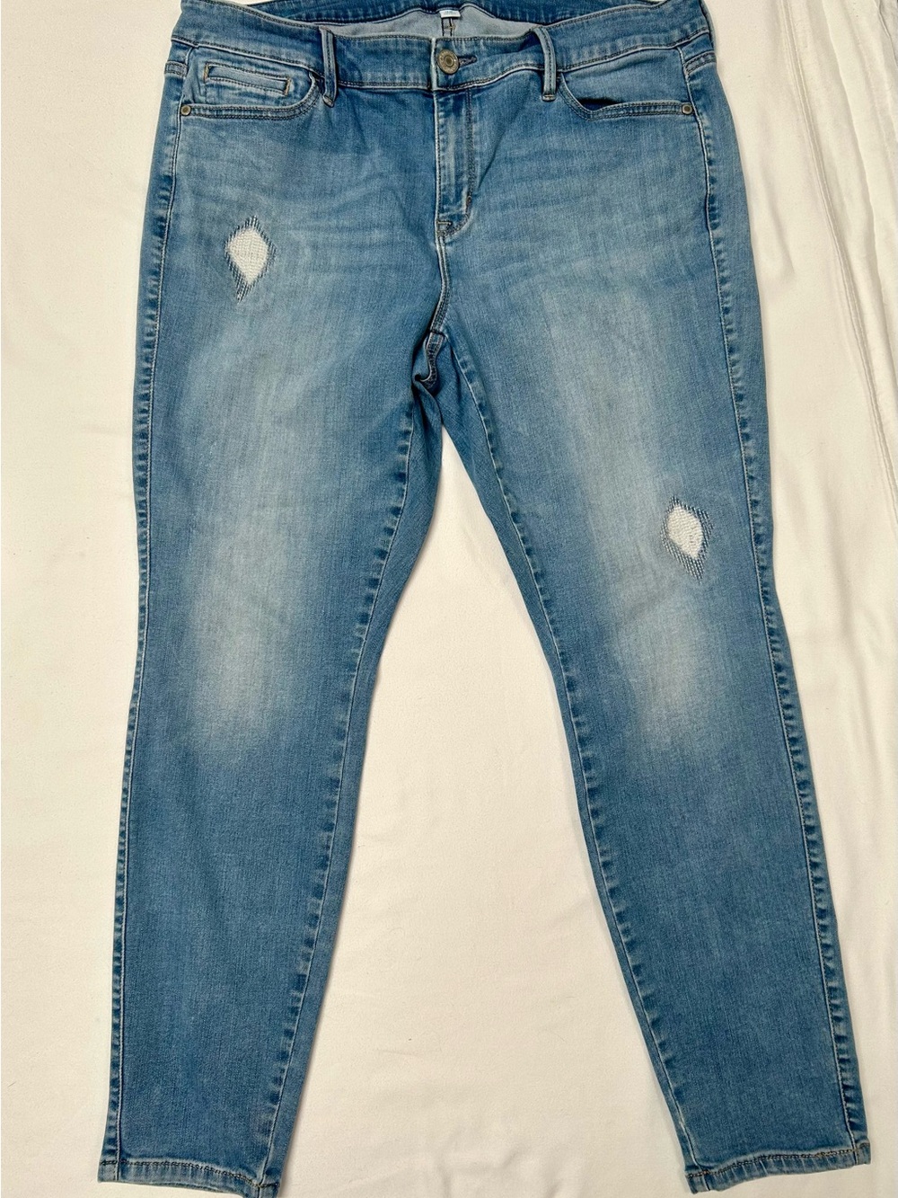 BOUTIQUE WOMEN’S JEANS, LIGHTLY DISTRESSED, SIZE 16